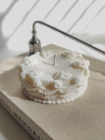 Bougie décorative Gâteau – Bougie sculpturale trompe-l’œil en cire naturelle

Décoration en forme de gâteau orné de délicates roses sculptées, une création originale qui s’inscrit dans la tendance trompe-l’œil inspirée de la pâtisserie.
Bougie Layer cake en cire. gourmandire décorative.