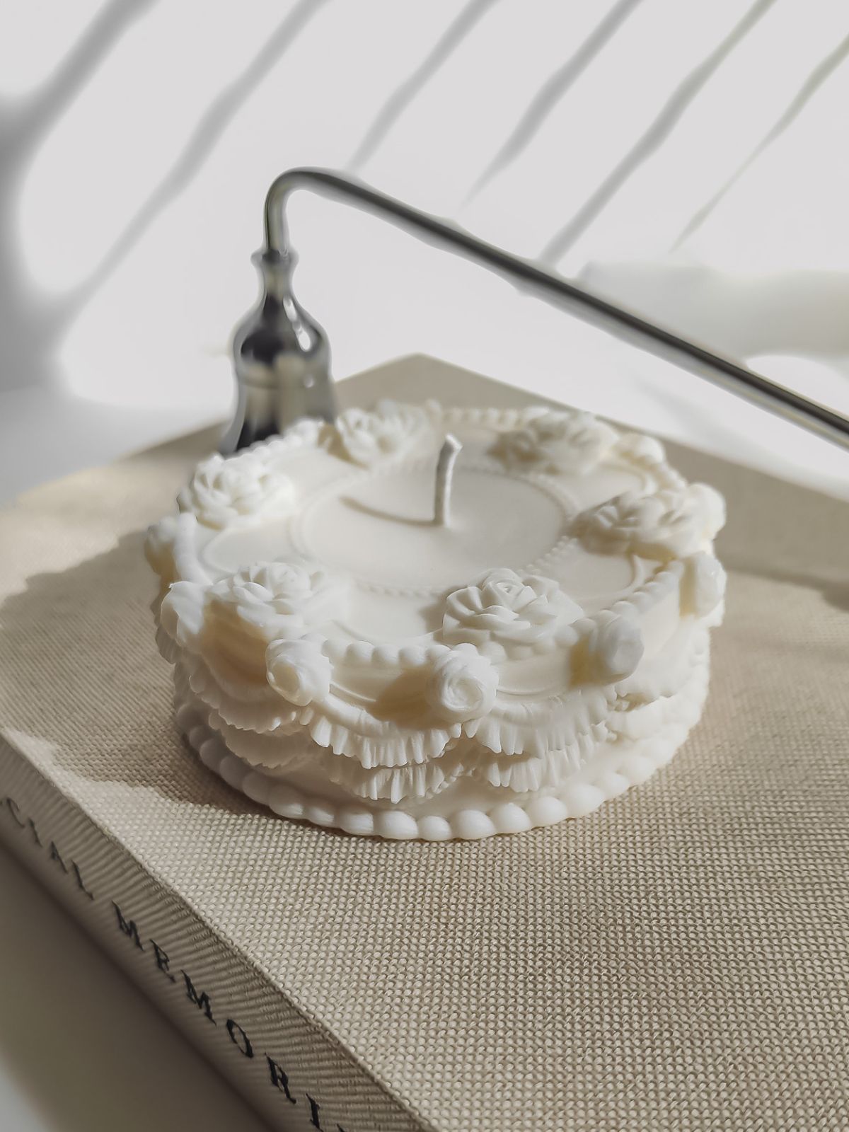 Bougie décorative Gâteau – Bougie sculpturale trompe-l’œil en cire naturelle

Décoration en forme de gâteau orné de délicates roses sculptées, une création originale qui s’inscrit dans la tendance trompe-l’œil inspirée de la pâtisserie.
Bougie Layer cake en cire. gourmandire décorative.