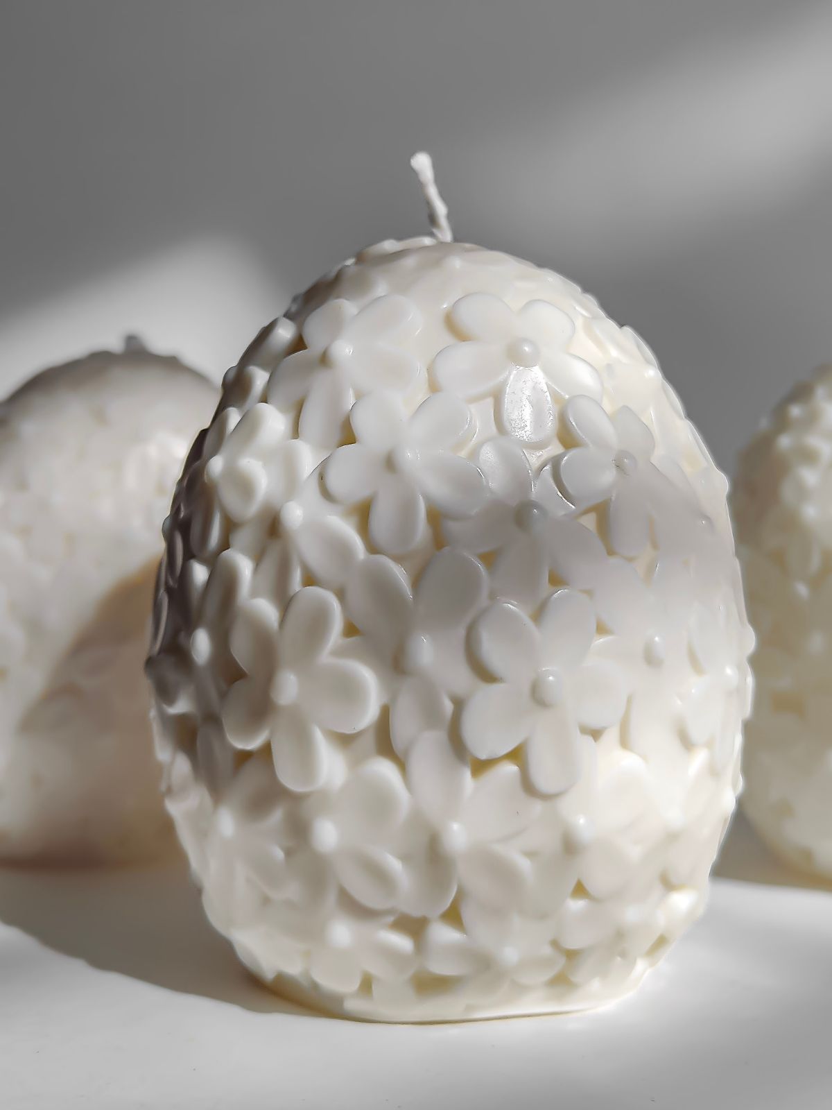 bougie décorative en forme d'oeuf fleuri. décoration en cire naturelle de soja et parfumé. fabrication Française.