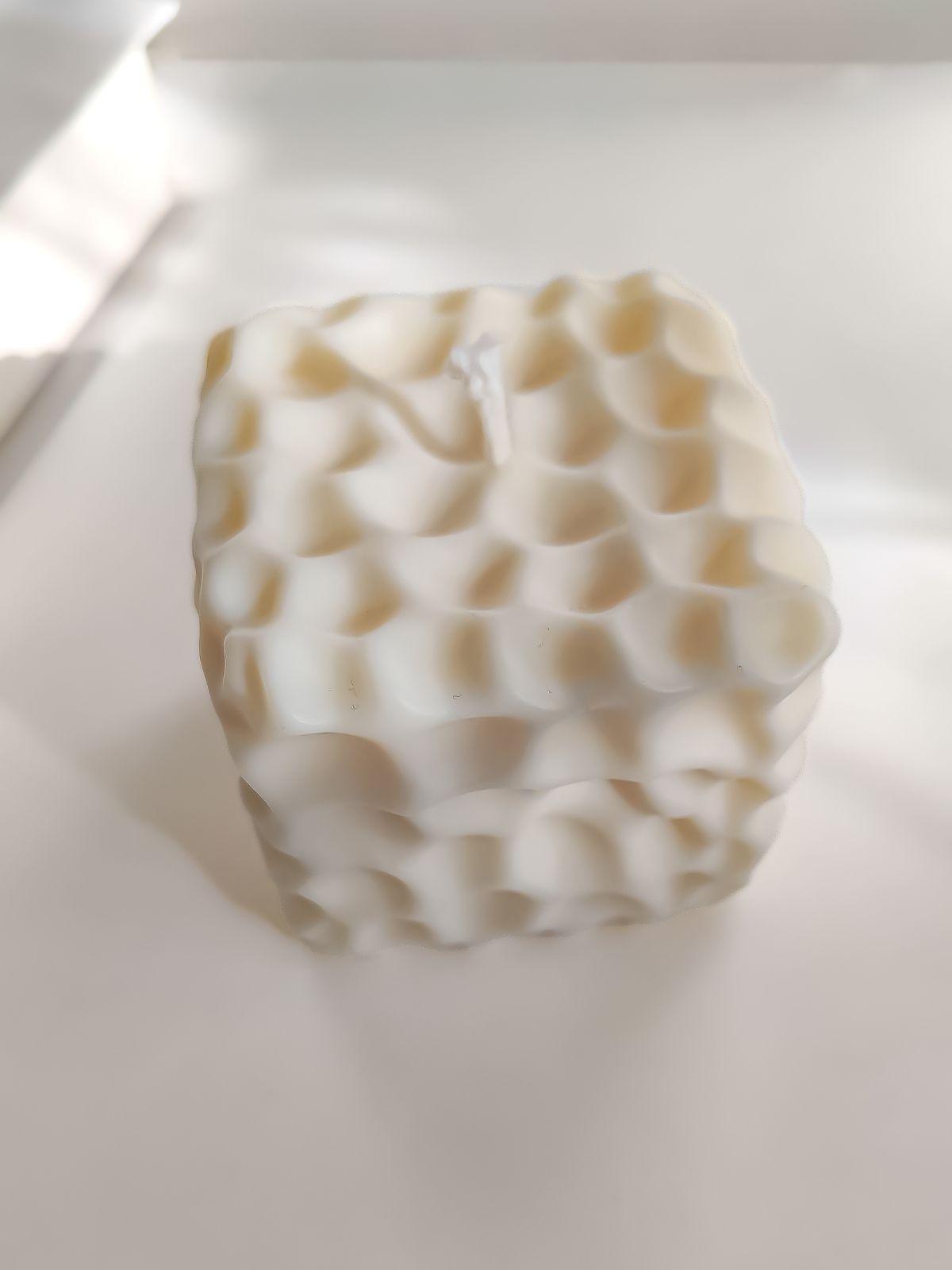 bougie bulle, Décoration de maison artisanale et fabriquée en France, bougies sculptées qui réchaufferont votre intérieur. Formes géométriques designs et créatives pour créer des moments doux et chaleureux.