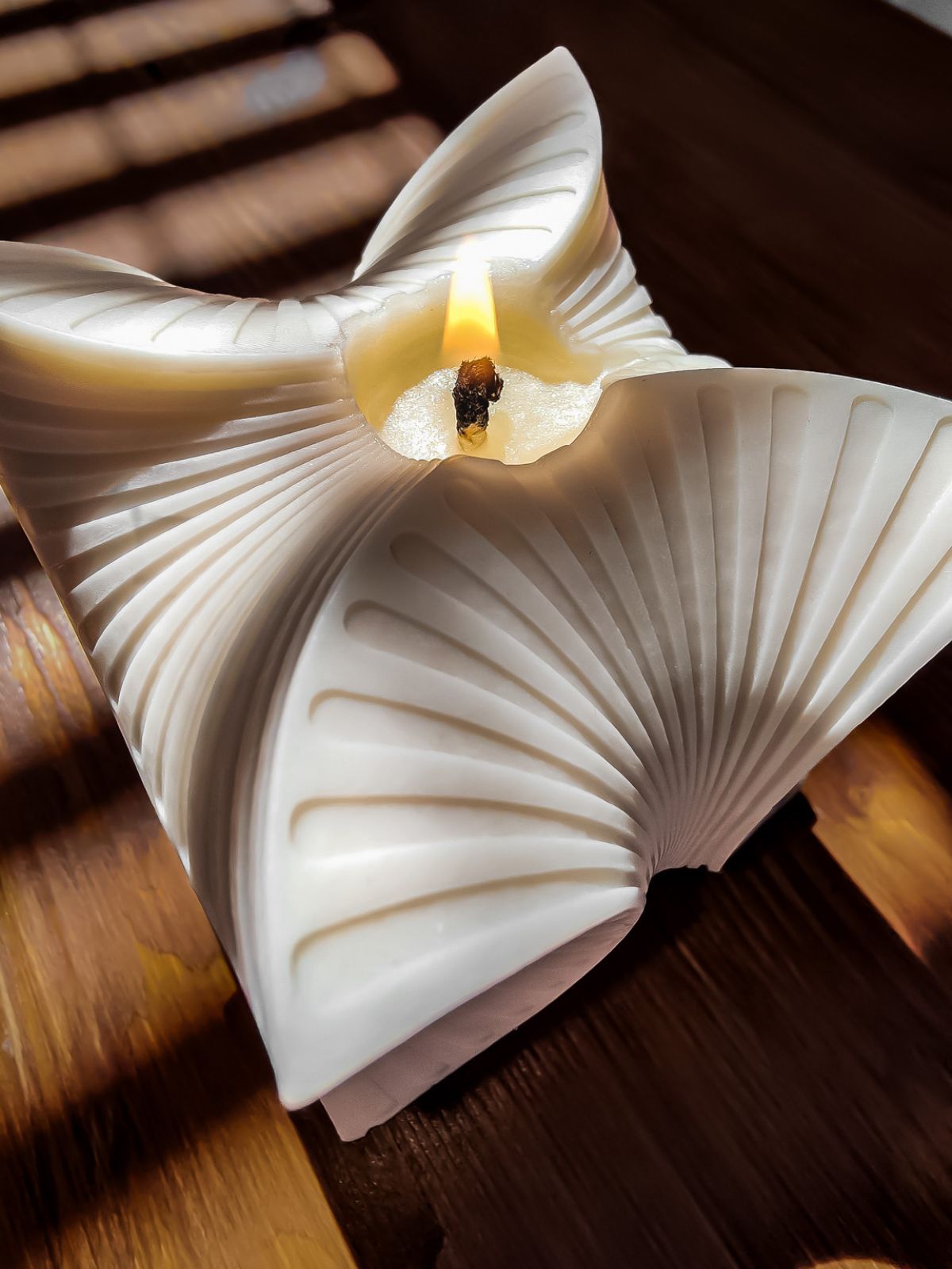 BOUGIE SCULPTURAL EN FORME DE CUBE DESIGN. bougie allumé pour une ambiance cosy
