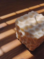 bougie bulle, Décoration de maison artisanale et fabriquée en France, bougies sculptées qui réchaufferont votre intérieur. Formes géométriques designs et créatives pour créer des moments doux et chaleureux.