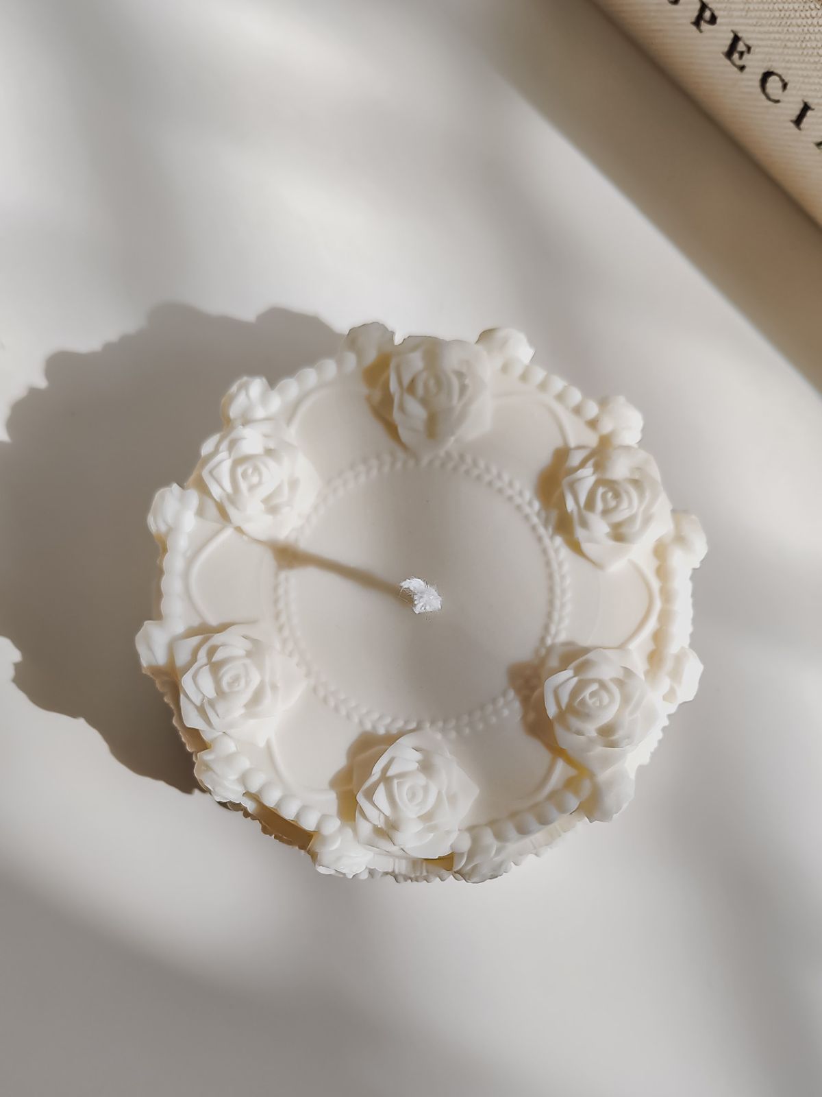 Bougie décorative Gâteau – Bougie sculpturale trompe-l’œil en cire naturelle

Décoration en forme de gâteau orné de délicates roses sculptées, une création originale qui s’inscrit dans la tendance trompe-l’œil inspirée de la pâtisserie.
Bougie Layer cake en cire. gourmandire décorative.