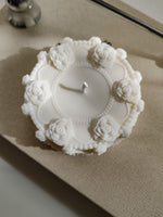 Bougie décorative Gâteau – Bougie sculpturale trompe-l’œil en cire naturelle

Décoration en forme de gâteau orné de délicates roses sculptées, une création originale qui s’inscrit dans la tendance trompe-l’œil inspirée de la pâtisserie.
Bougie Layer cake en cire. gourmandire décorative.