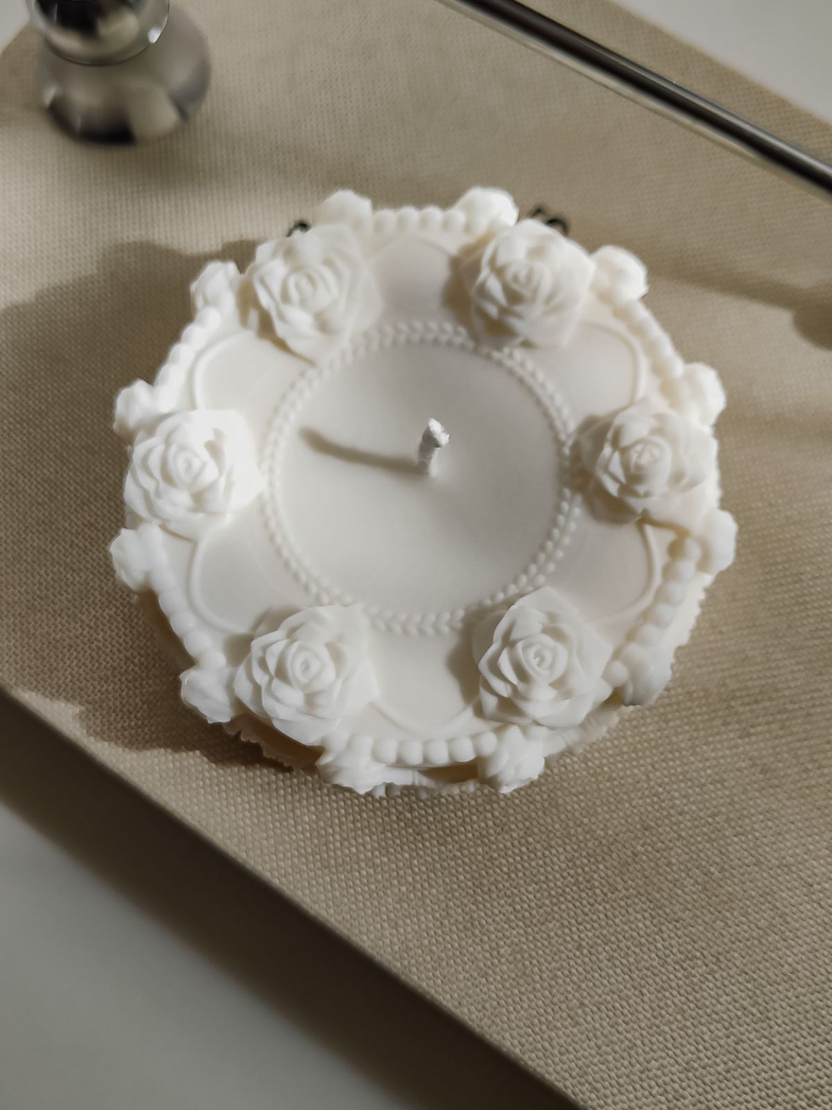 Bougie décorative Gâteau – Bougie sculpturale trompe-l’œil en cire naturelle

Décoration en forme de gâteau orné de délicates roses sculptées, une création originale qui s’inscrit dans la tendance trompe-l’œil inspirée de la pâtisserie.
Bougie Layer cake en cire. gourmandire décorative.