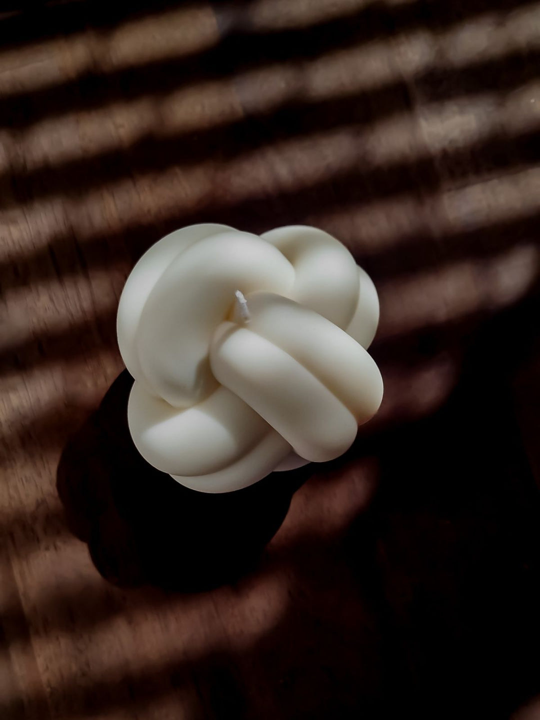 Bougies décoratives en forme de noeud pour décorer tables et comptoires. Décoration stylé et tendance pour sublimer toutes les pièces de la maison.