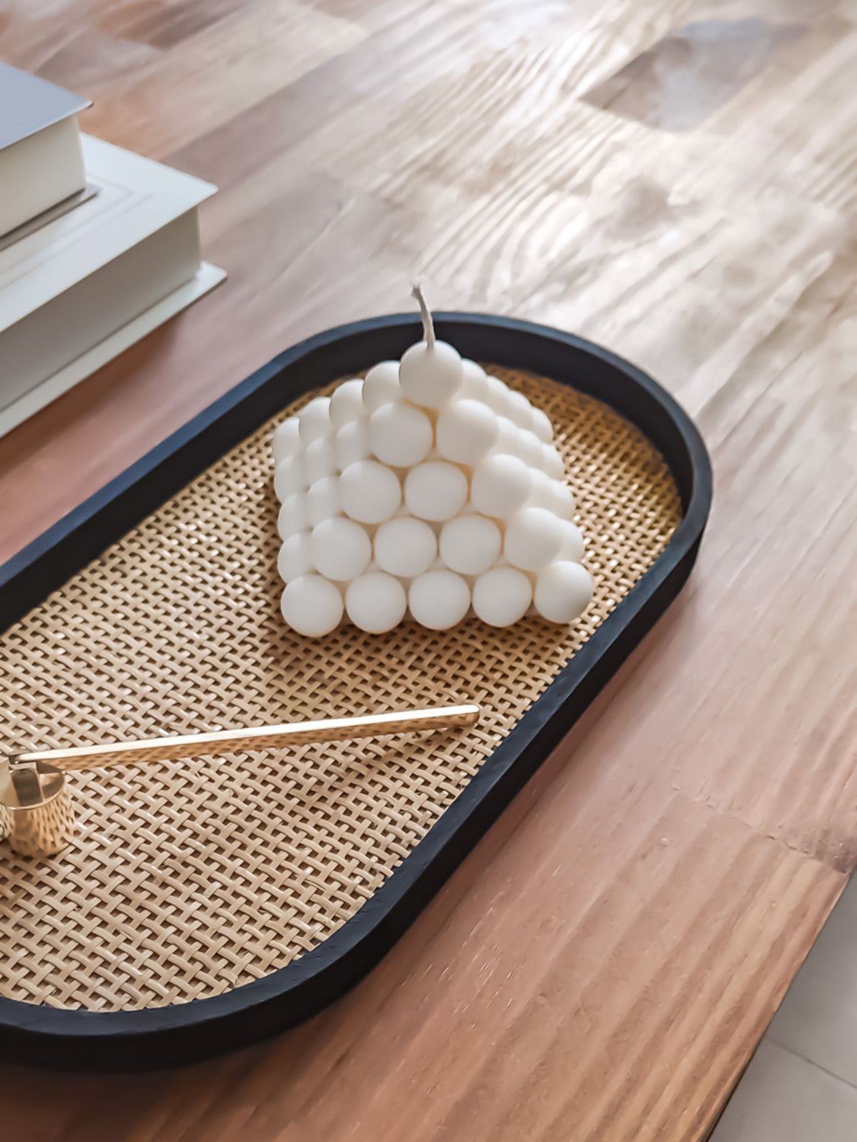 Décoration d'intérieur artisanal, bougie décorative en forme de pyramide bulle. Les idées cadeaux à offrir. Bougie artisanal 100% naturelle et parfumée. fabriqué à Lyon.