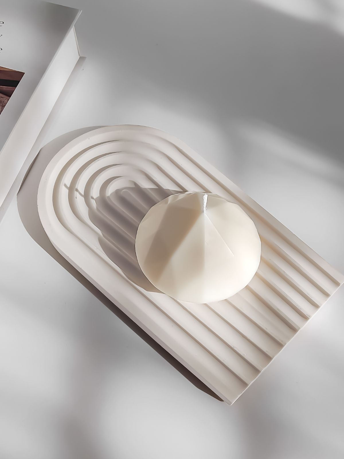 bougie diamant et plateau acr en déco cozy sur table basse.