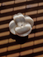 Bougies décoratives en forme de noeud pour décorer tables et comptoires. Décoration stylé et tendance pour sublimer toutes les pièces de la maison.