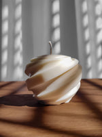 bougie en forme de sphère décorative artisanal. bougie ronde naturelle en cire végétale de soja