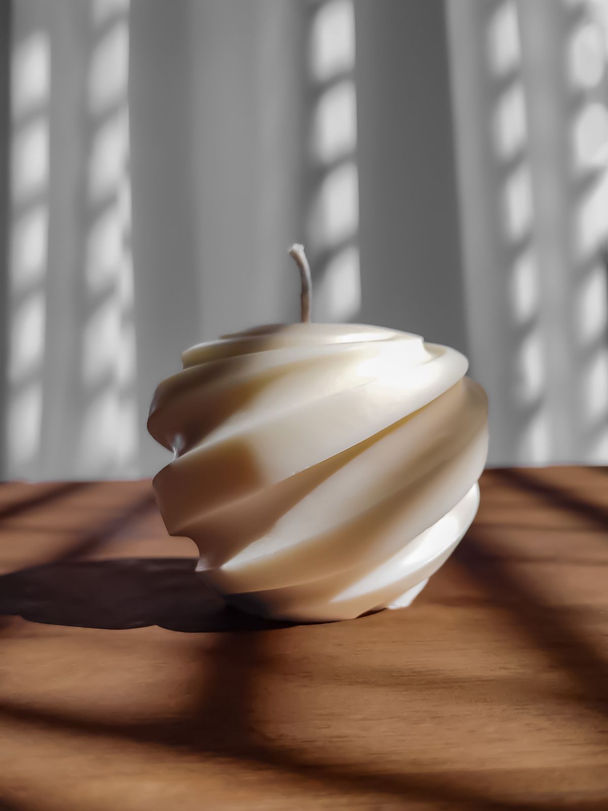 bougie en forme de sphère décorative artisanal. bougie ronde naturelle en cire végétale de soja