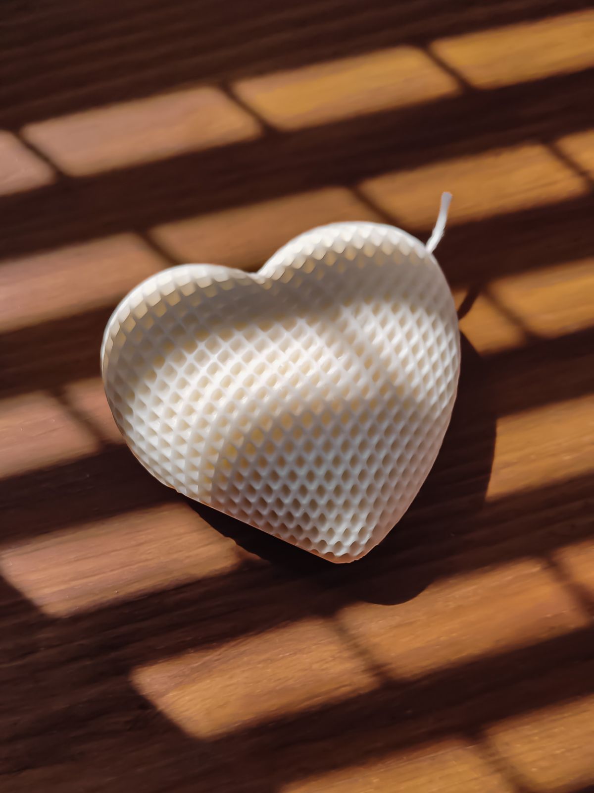 Jolie cadeau en forme de coeur avec une texture cadrillé pour une ambiance romantique et boheme. Bougies décoratives parfumées de table en forme de coeur. idée cadeau st valentin à offrir. Cadeau idéale pour les amoureux.