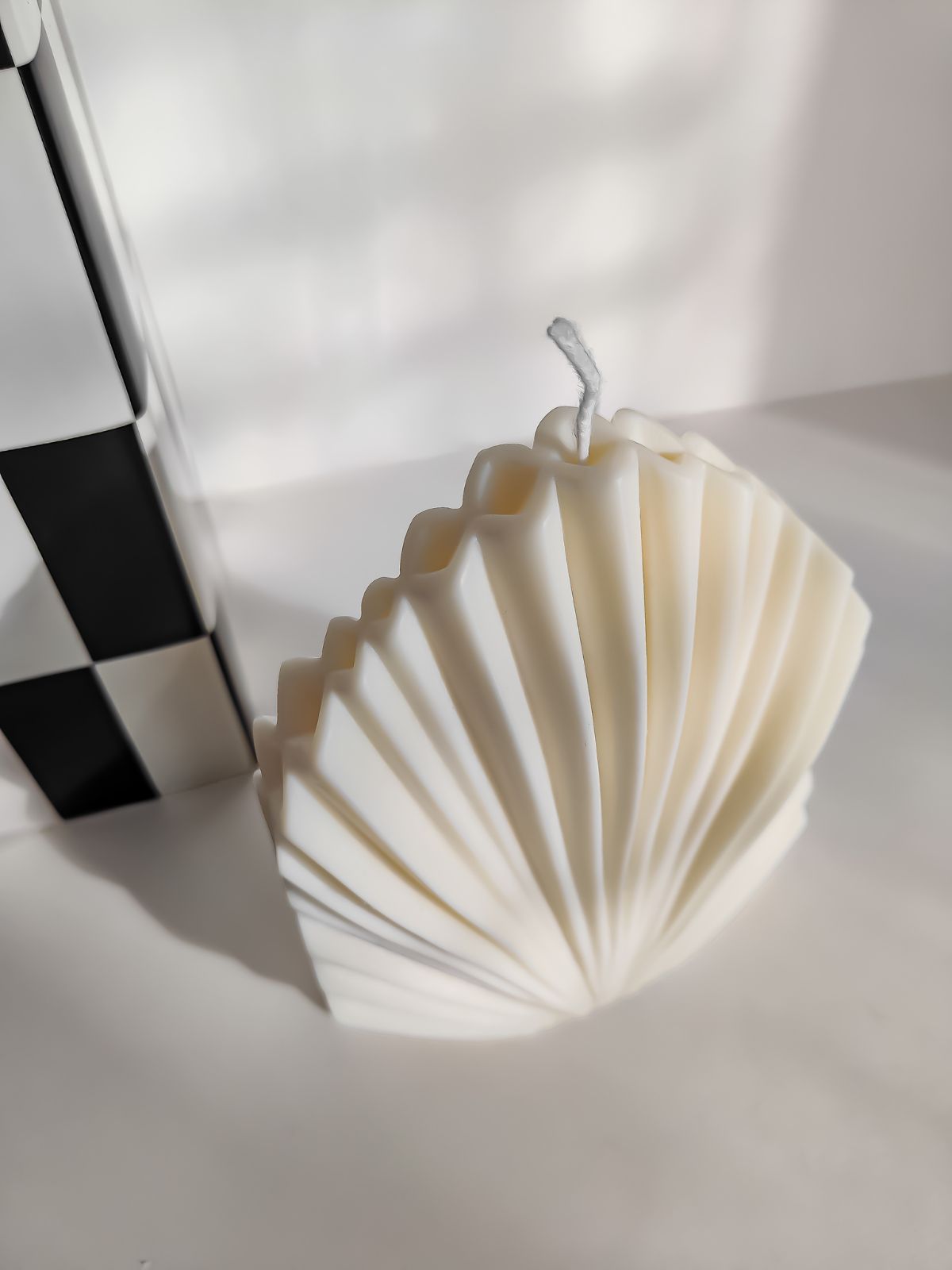 Bougie sculpturale en forme de éventail. Objet décorative de maison artisanal. bougie pour décorer table basse, bibliothèque, ou centre de table. fabriquée à la main en France a base de cire de soja 100% naturelle. bougie décorative parfumée.