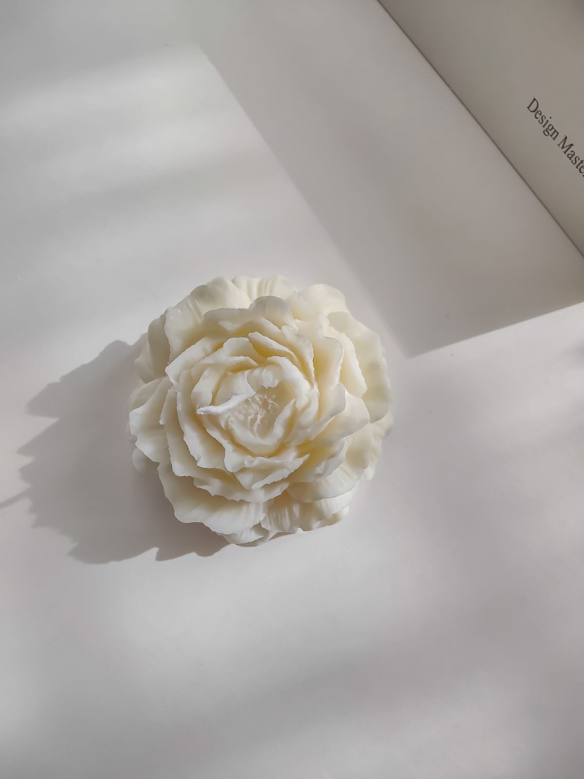 bougie fleur en forme de pivoine - Une décoration artisanale française fabriquée avec amour dans la ville de Lyon en France - cadeau marriage fetes des mères
