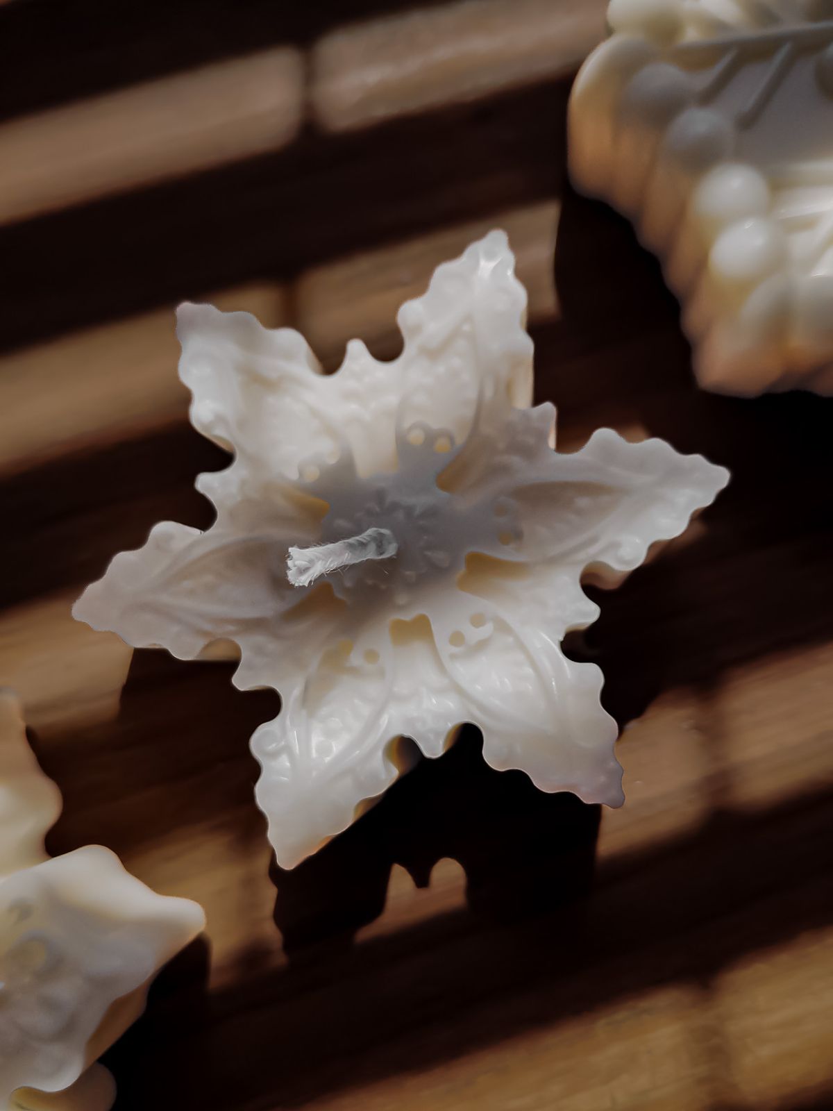 bougies flocon de neige sculptées en cire de soja naturelles. bougies artisanales, fabriquées en France à Lyon