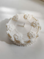 Bougie décorative Gâteau – Bougie sculpturale trompe-l’œil en cire naturelle

Décoration en forme de gâteau orné de délicates roses sculptées, une création originale qui s’inscrit dans la tendance trompe-l’œil inspirée de la pâtisserie.
Bougie Layer cake en cire. gourmandire décorative.