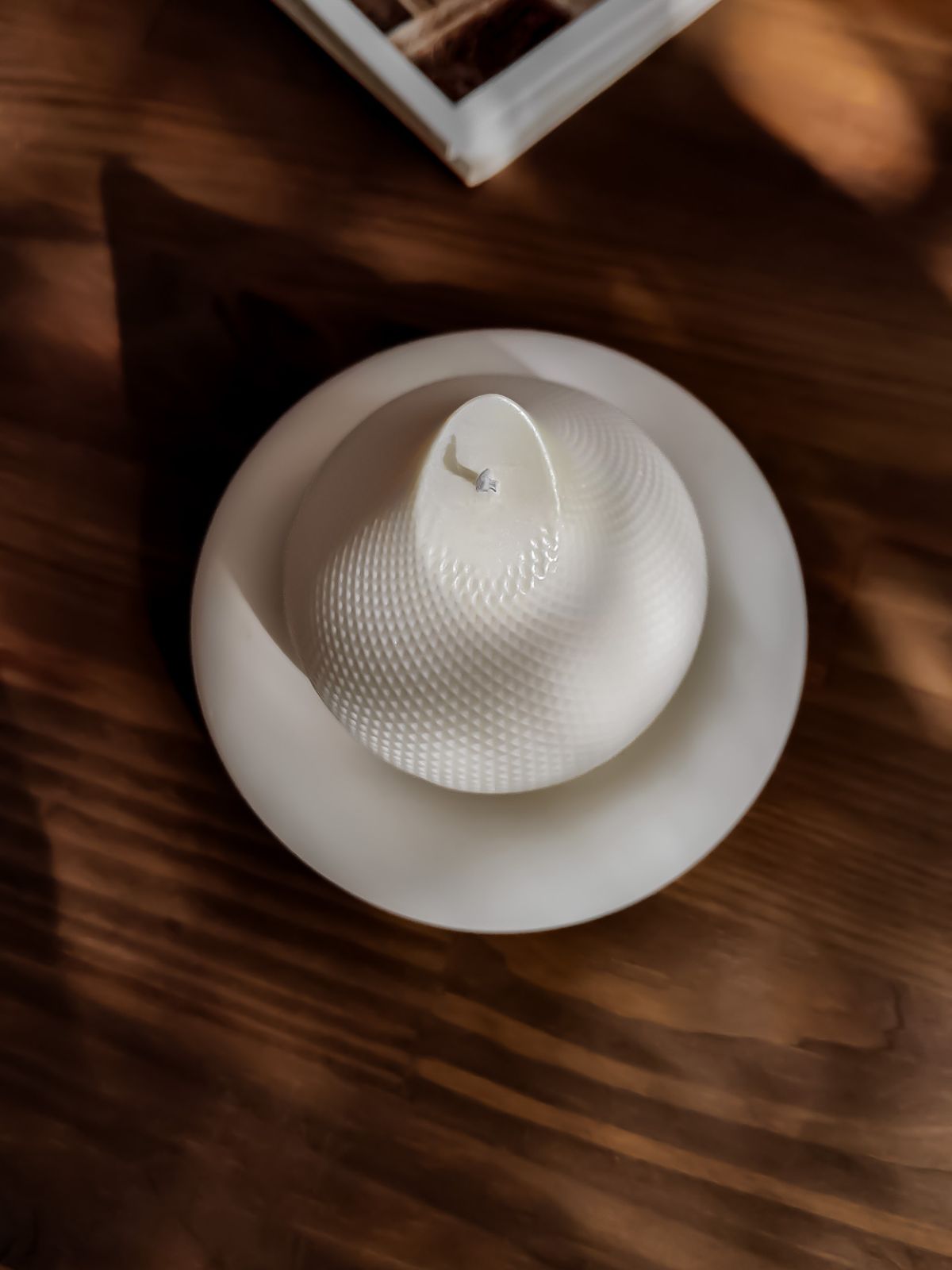 Grande bougie décorative parfumée en forme de goutte avec une jolie texture cadrillé. Décoration de table basse, de 
 bibliothèque, ou de comptoire à coté de vase ou de tableau. Objet déco raffinée et chaleureux pour intérieur. Bougie sculpturale artisanale fabriquée en cire de soja naturelle en France dans la ville de Lyon.
