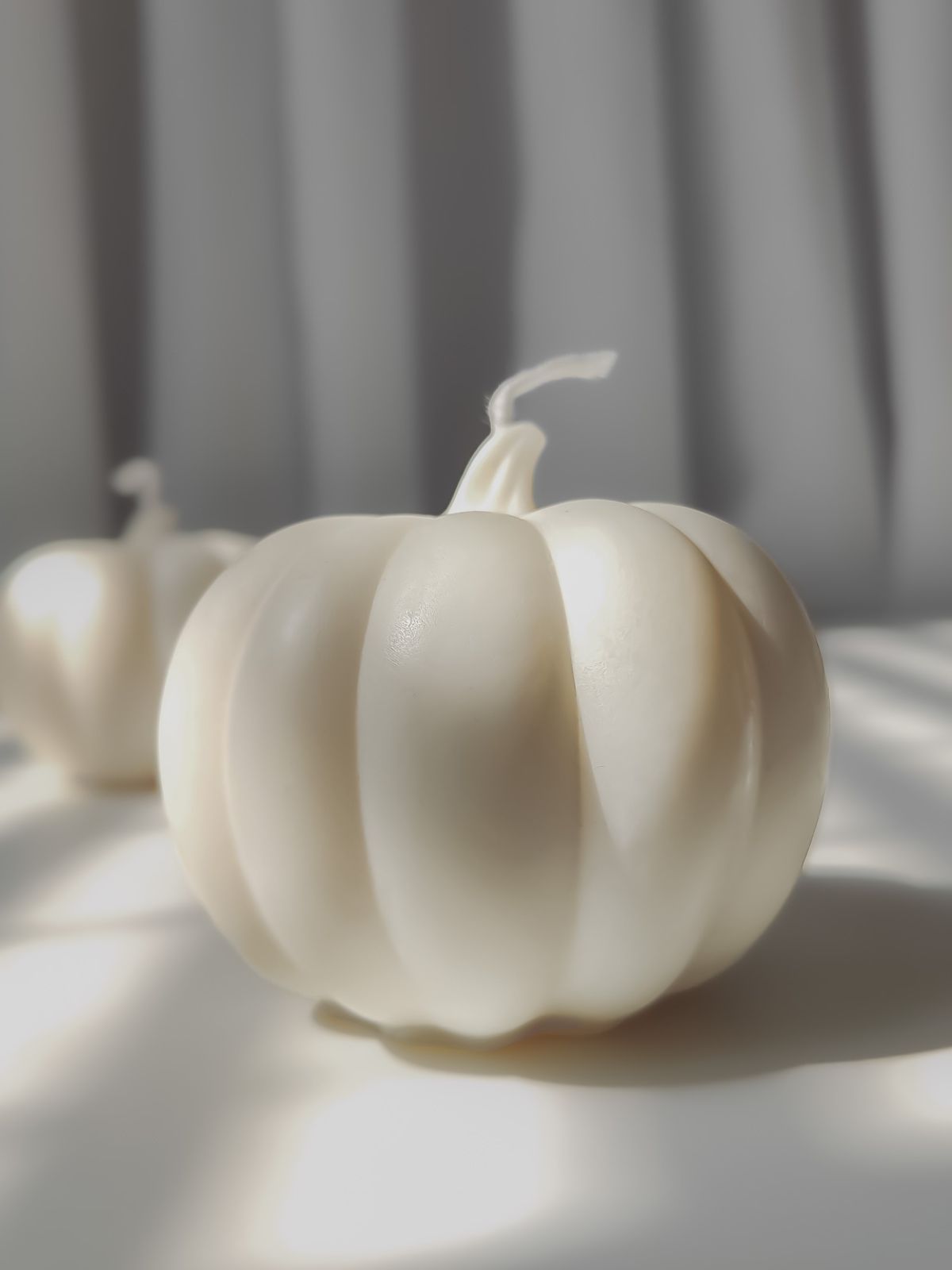 Bougie décorative et artisanale forme citrouille. déco parfumée pour l'automne.  fabriqué en cire naturelle dans la ville de Lyon. bougie potiron decorative.