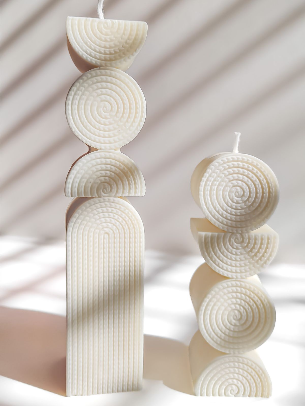 Bougies piliers design forme graphique pour une décoration art décoà la  parisienne.  Bougie sculpturale artisanale en cire végétale de soja. fabrication française. bougie colonne