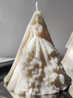 bougie en forme de robe de marié, décoration mariage. Bougie robe de marié artisanale et parfué. décoration mariage et cadeau invité. fait main en France. déco luxe, raffiné et chic pour un mariage.