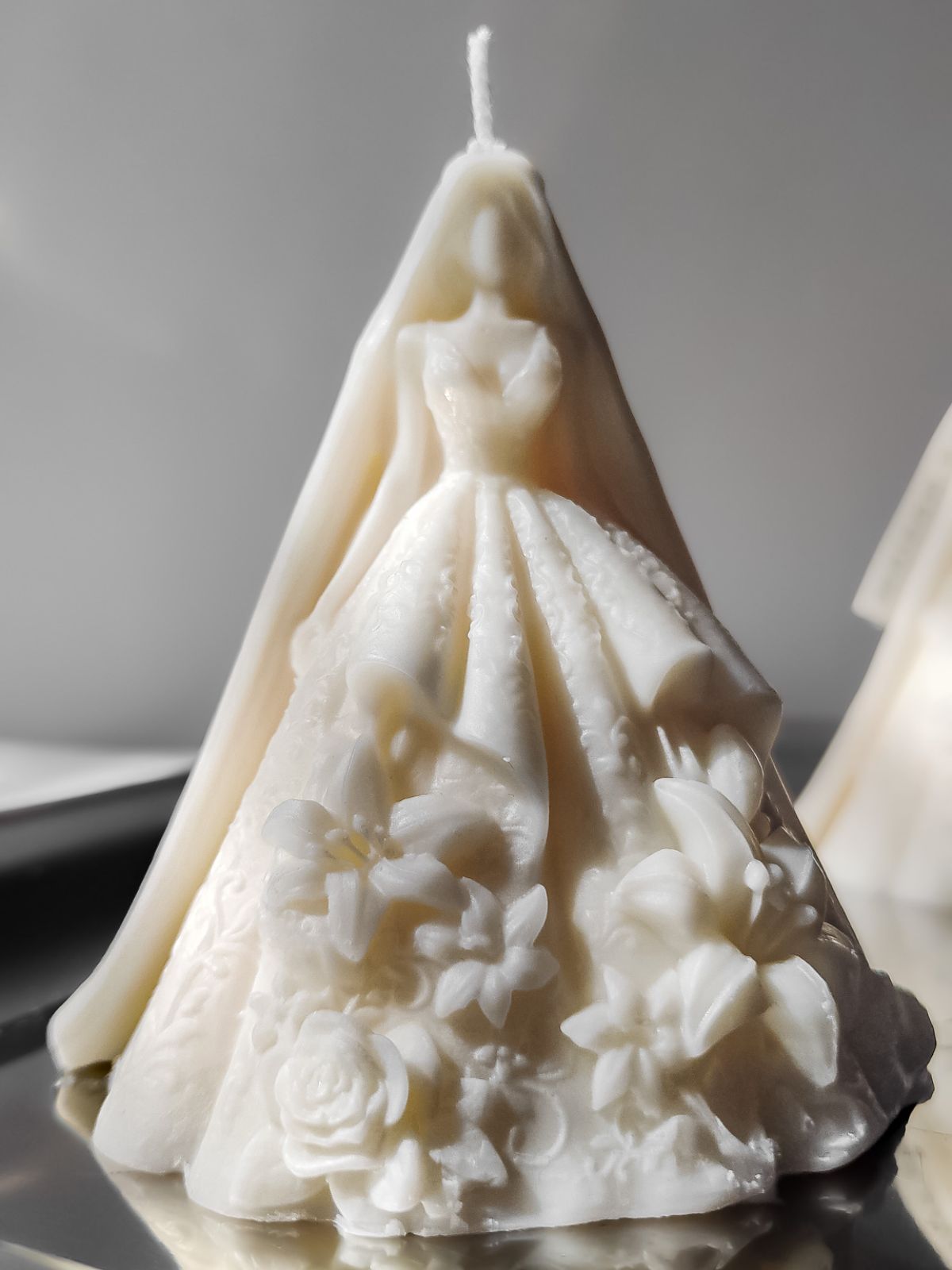 bougie en forme de robe de marié, décoration mariage. Bougie robe de marié artisanale et parfué. décoration mariage et cadeau invité. fait main en France. déco luxe, raffiné et chic pour un mariage.
