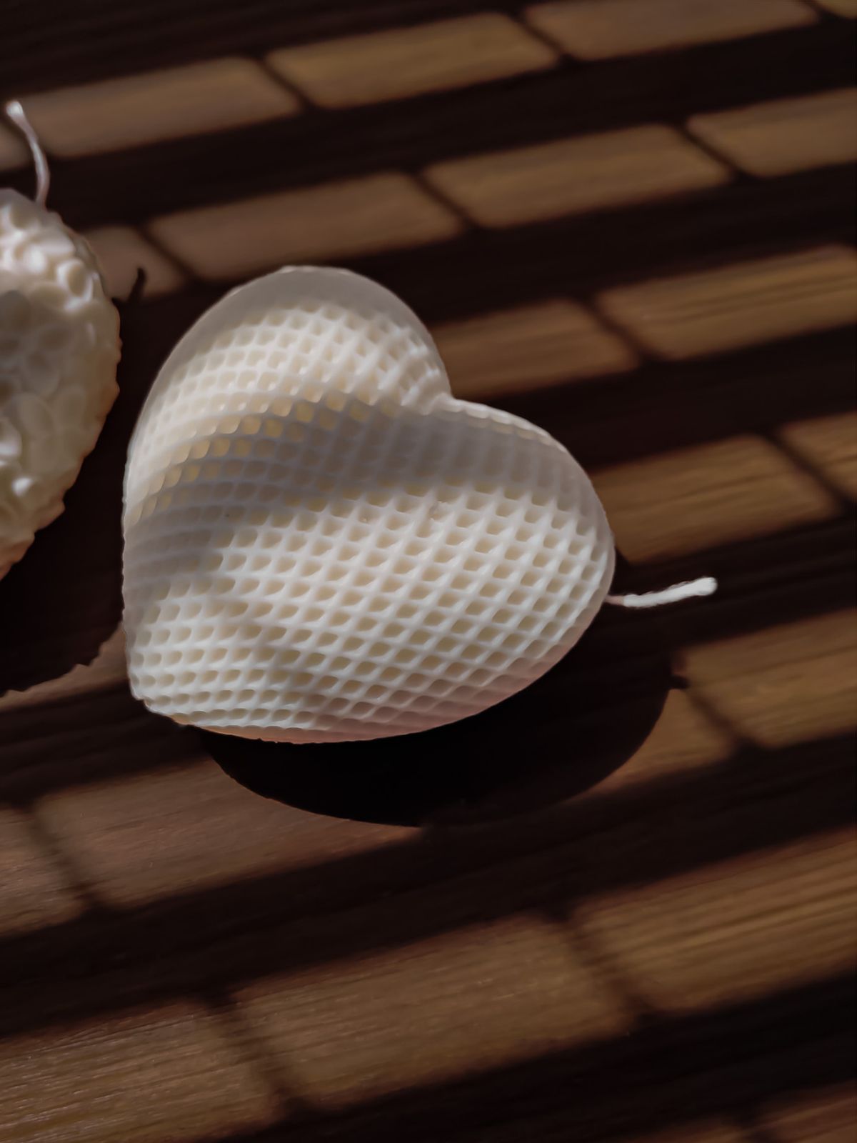 Jolie cadeau en forme de coeur avec une texture cadrillé pour une ambiance romantique et boheme. Bougies décoratives parfumées en forme de coeur. idée cadeau st valentin à offrir. Cadeau idéale pour les amoureux.