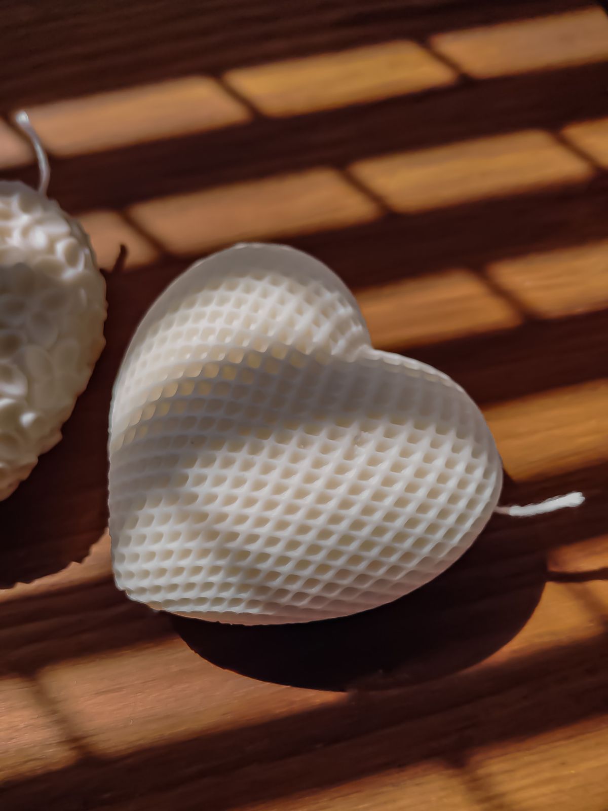 Jolie cadeau en forme de coeur avec une texture cadrillé pour une ambiance romantique et boheme. Bougies décoratives parfumées en forme de coeur. idée cadeau st valentin à offrir. Cadeau idéale pour les amoureux.