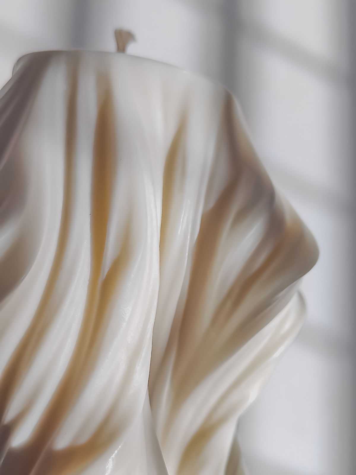 Grande et petite Bougie déco en forme de drapé. Objet décorative de maison artisanal. bougie pour décorer table basse, bibliothèque, ou centre de table. fabriquée à la main en France a base de cire de soja 100% naturelle. bougie décorative parfumée.