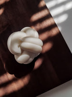 Bougies décoratives en forme de noeud pour décorer tables et comptoires. Décoration stylé et tendance pour sublimer toutes les pièces de la maison.