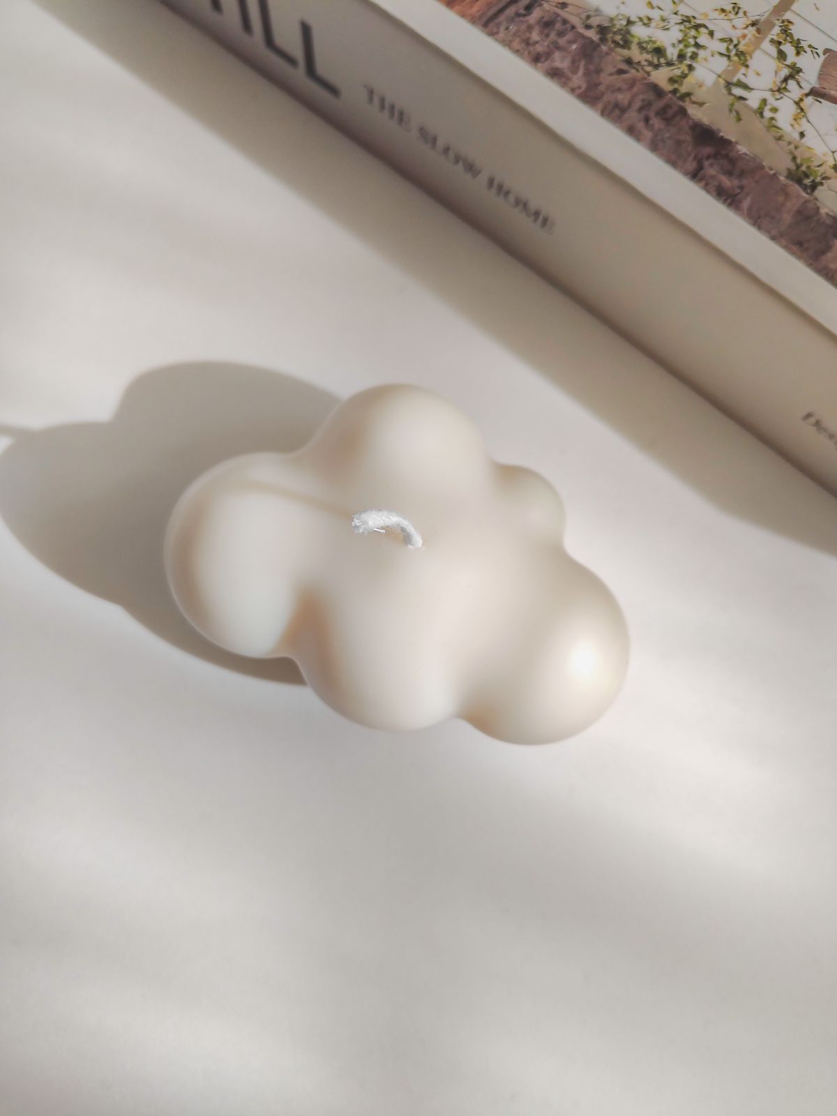 bougie artisanale nuage. Une jolie BOUGIE décorative NUAGE en cire naturelle et en forme de nuage