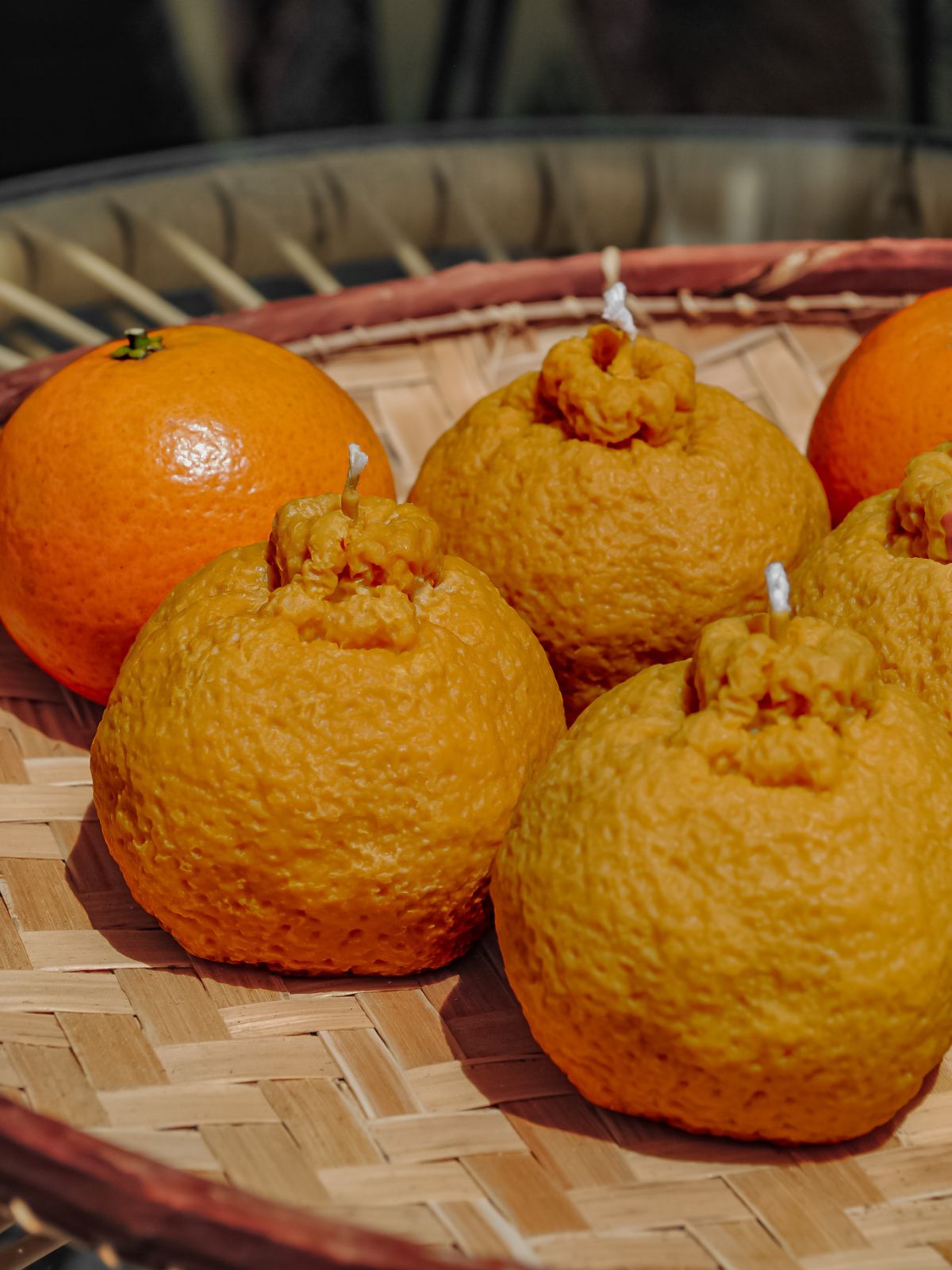 bougies oranges parfumées, bougies trompes l'oeil été, dolce vita décorations été dolcevita. bougies parfumées agrumes, déco fraîche et colorée , table d'été déco ensoleillé. fait main, artisat français et local. made in Lyon. décoration table d'été, décore orange tendance , trompe l'oeil, bougie orange et agrumes des beaux temps