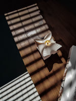 BOUGIE SCULPTURAL design  EN FORME DE CUBE DESIGN. bougie allumé pour une ambiance cosy
