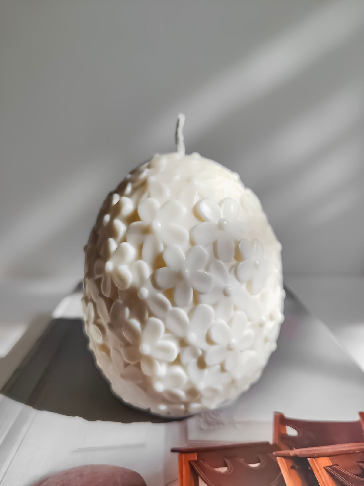 bougie décorative en forme d'oeuf fleuri. décoration en cire naturelle de soja et parfumé. fabrication Française.