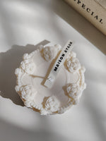 Bougie décorative Gâteau – Bougie sculpturale trompe-l’œil en cire naturelle

Décoration en forme de gâteau orné de délicates roses sculptées, une création originale qui s’inscrit dans la tendance trompe-l’œil inspirée de la pâtisserie.
Bougie Layer cake en cire. gourmandire décorative.