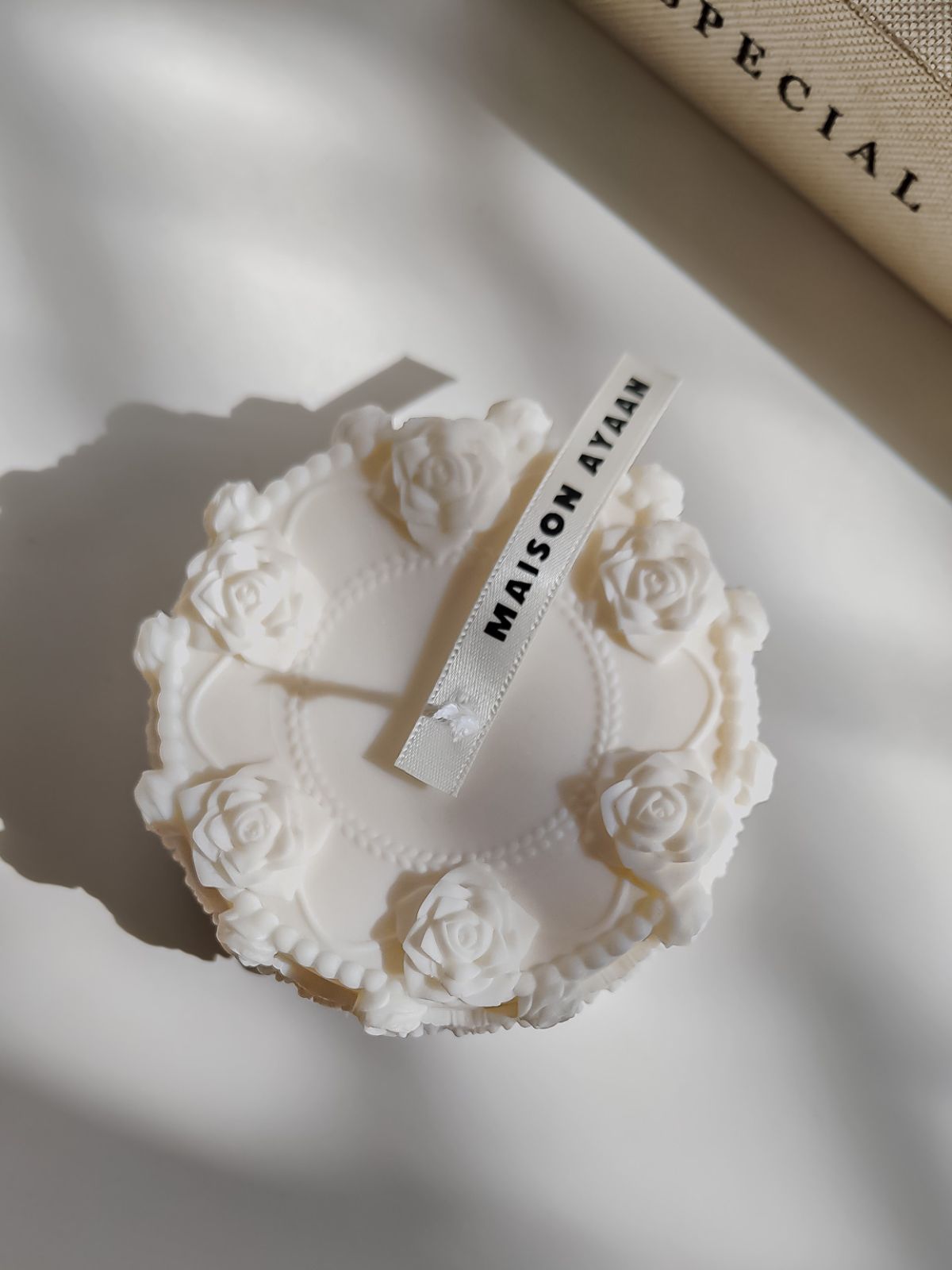 Bougie décorative Gâteau – Bougie sculpturale trompe-l’œil en cire naturelle

Décoration en forme de gâteau orné de délicates roses sculptées, une création originale qui s’inscrit dans la tendance trompe-l’œil inspirée de la pâtisserie.
Bougie Layer cake en cire. gourmandire décorative.