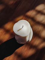 bougie pilier sculptural de table. bougie naturelle d'intérieur fait main en France. bougie parfumée intense.