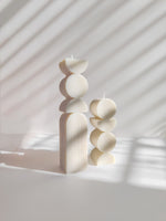 Bougies piliers design forme graphique pour une décoration art décoà la  parisienne.  Bougie sculpturale artisanale en cire végétale de soja. fabrication française. bougie colonne