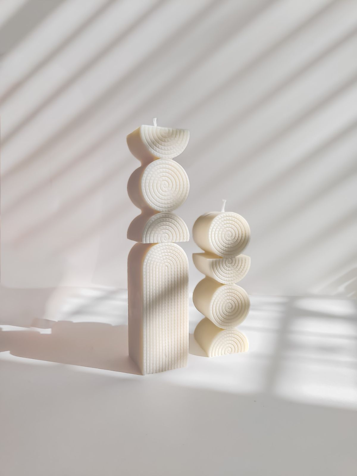 Bougies piliers design forme graphique pour une décoration art décoà la  parisienne.  Bougie sculpturale artisanale en cire végétale de soja. fabrication française. bougie colonne