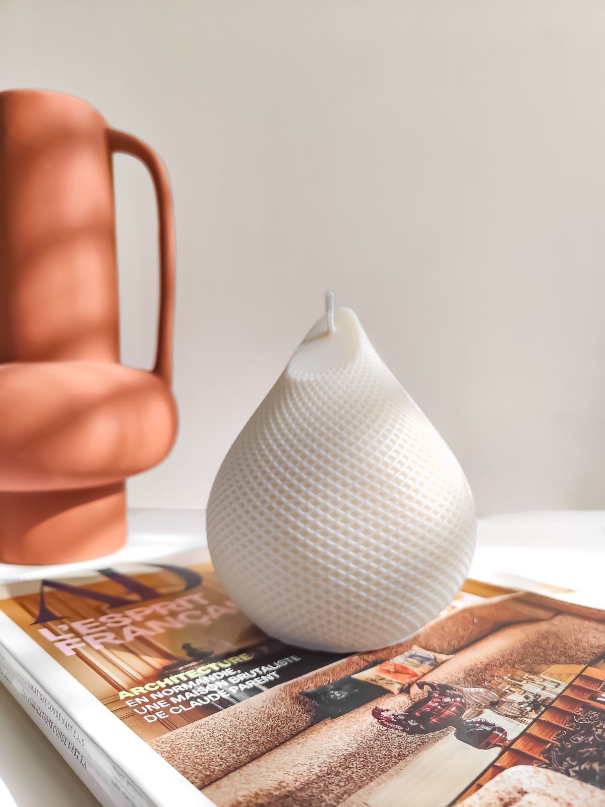 Grande bougie décorative parfumée en forme de goutte avec une jolie texture cadrillé. Décoration de table basse, de 
 bibliothèque, ou de comptoire à coté de vase ou de tableau. Objet déco raffinée et chaleureux pour intérieur. Bougie sculpturale artisanale fabriquée en cire de soja naturelle en France dans la ville de Lyon.
 