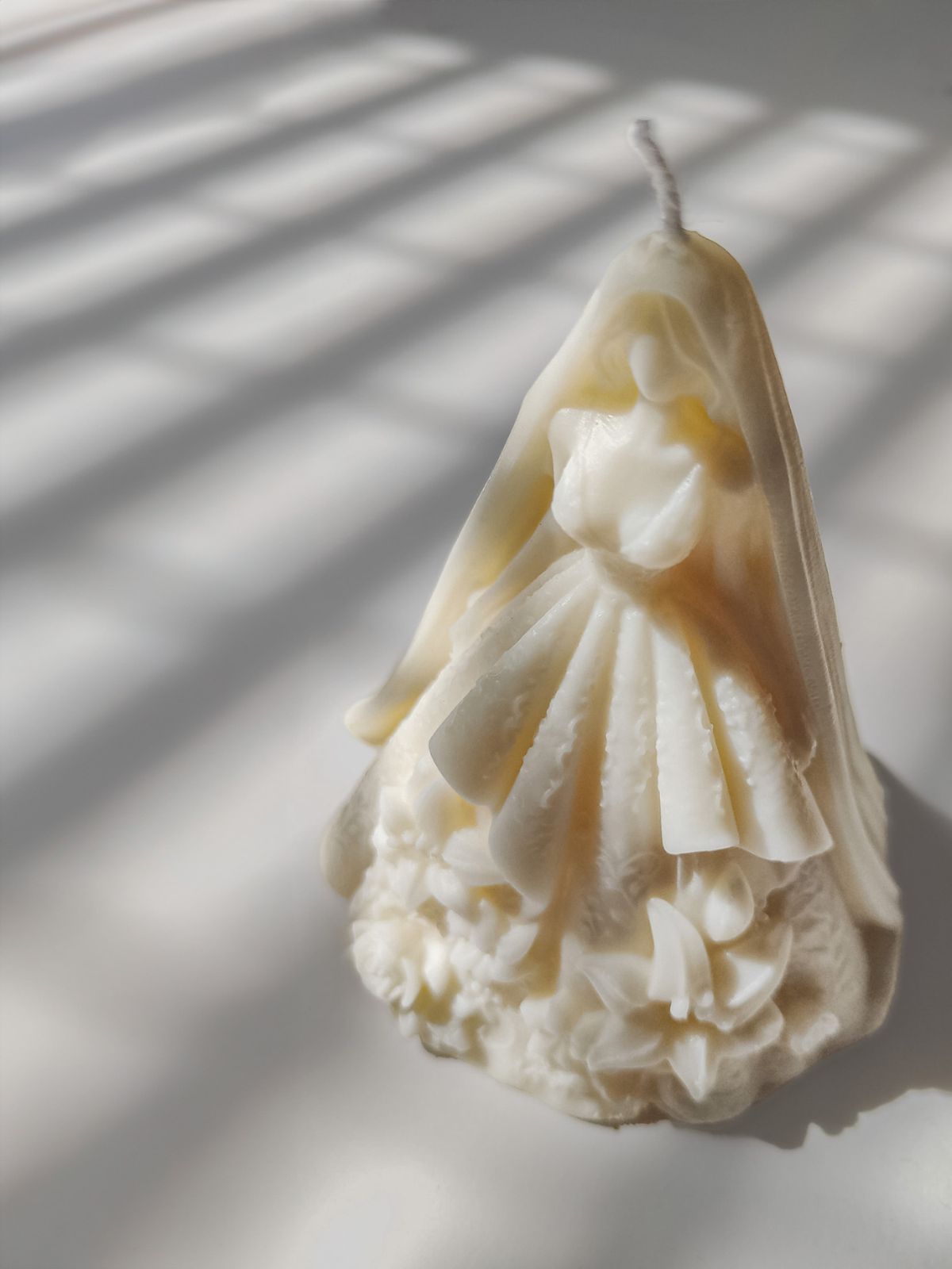 bougie en forme de robe de marié, décoration mariage. Bougie robe de marié artisanale et parfué. décoration mariage et cadeau invité. fait main en France. déco luxe, raffiné et chic pour un mariage.