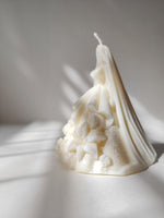 bougie en forme de robe de marié, décoration mariage. Bougie robe de marié artisanale et parfué. décoration mariage et cadeau invité. fait main en France. déco luxe, raffiné et chic pour un mariage.