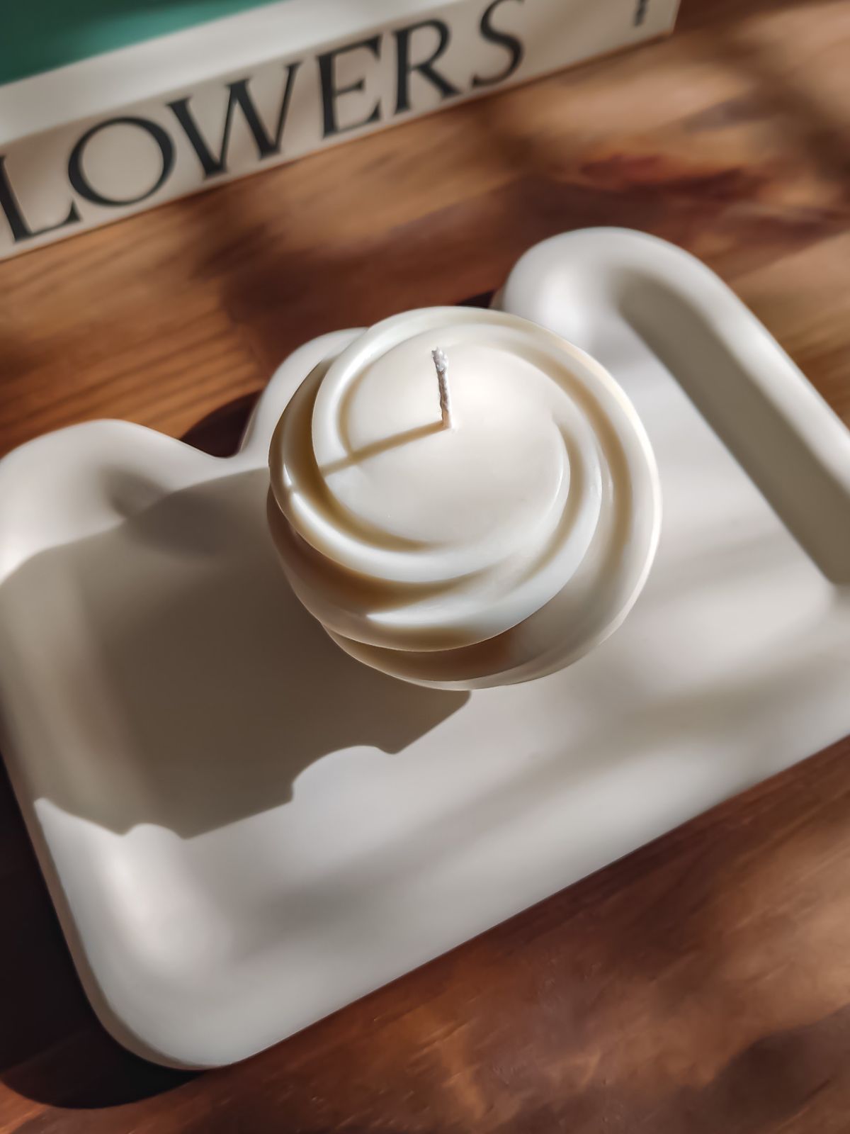 bougie en forme de sphère décorative artisanal. bougie ronde naturelle en cire végétale de soja