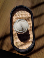 bougie parfumée en forme de sphère décorative sur un plateau. bougie ronde naturelle en cire végétale de soja