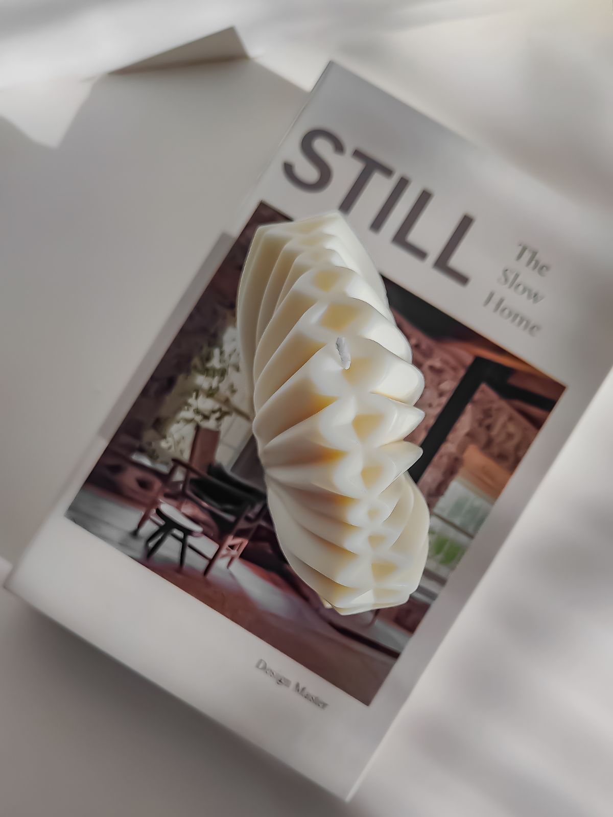 Bougie sculpturale en forme de éventail. Objet décorative de maison artisanal. bougie pour décorer table basse, bibliothèque, ou centre de table. fabriquée à la main en France a base de cire de soja 100% naturelle. bougie décorative parfumée.