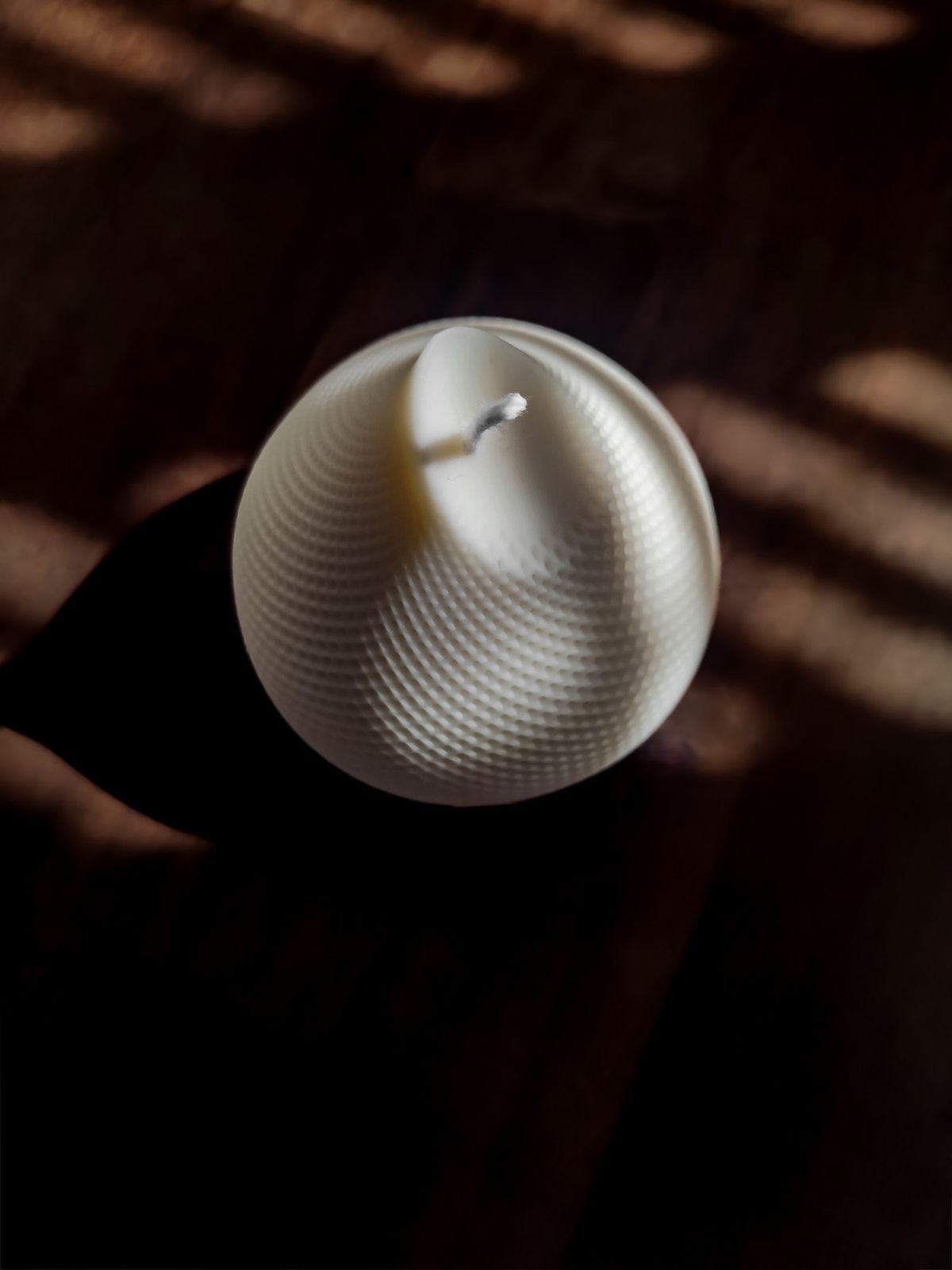 Grande bougie décorative parfumée en forme de goutte avec une jolie texture cadrillé. Décoration de table basse, de 
 bibliothèque, ou de comptoire à coté de vase ou de tableau. Objet déco raffinée et chaleureux pour intérieur. Bougie sculpturale artisanale fabriquée en cire de soja naturelle en France dans la ville de Lyon.
 