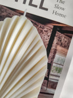 Bougie sculpturale en forme de éventail. Objet décorative de maison artisanal. bougie pour décorer table basse, bibliothèque, ou centre de table. fabriquée à la main en France a base de cire de soja 100% naturelle. bougie décorative parfumée.