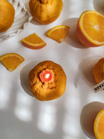 bougies oranges, bougies trompes l'oeil été, dolce vita décorations été dolcevita. bougies parfumées agrumes, déco fraîche et colorée , table d'été déco ensoleillé. fait main, artisat français et local. made in Lyon. décoration table d'été, décore orange tendance , trompe l'oeil, bougie orange et agrumes des beaux temps