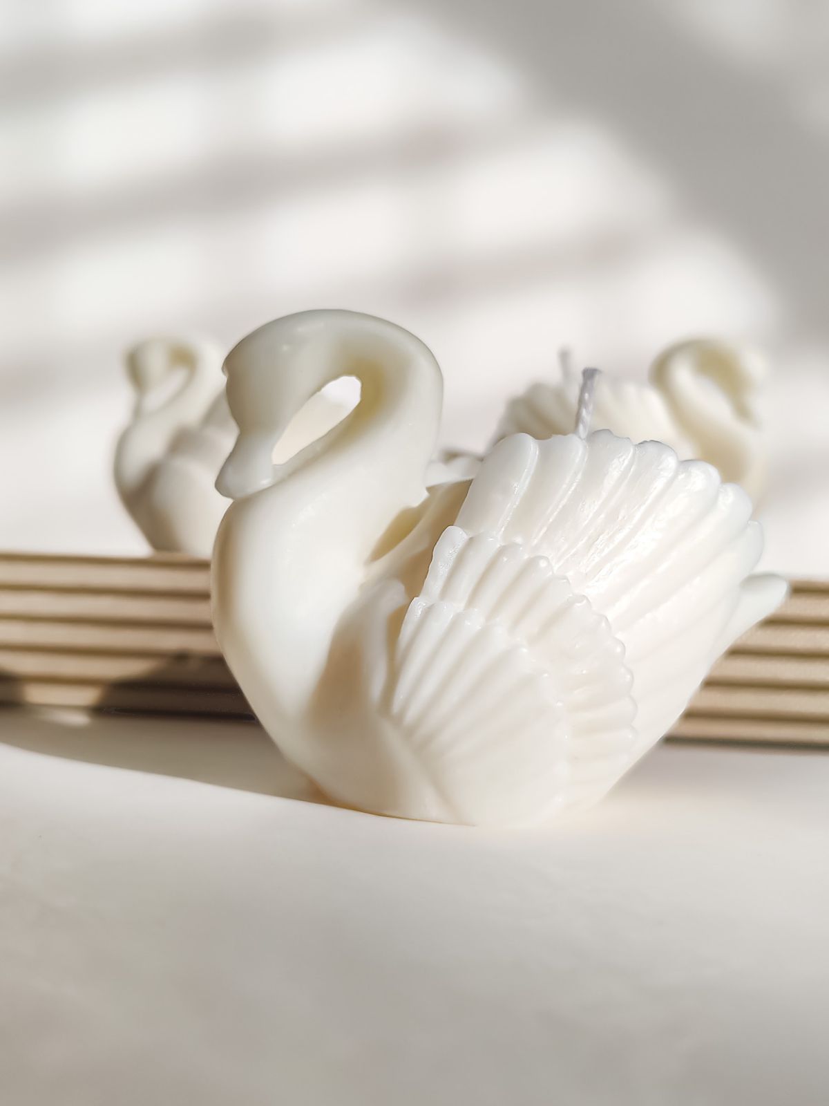 Bougie cygne, déco mariage raffinée. bougie decorative cygne parfuméé. fabrication artisanale en cire naturelle. bougie sculpturale luxe. idee cadeau invité mariage, baptème, cadeau marié prestige. fabrication française. swan candle. swan. décoration cygne.