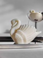 Bougie cygne, déco mariage raffinée. bougie decorative cygne parfuméé. fabrication artisanale en cire naturelle. bougie sculpturale luxe. idee cadeau invité mariage, baptème, cadeau marié prestige. fabrication française. swan candle. swan. décoration cygne.