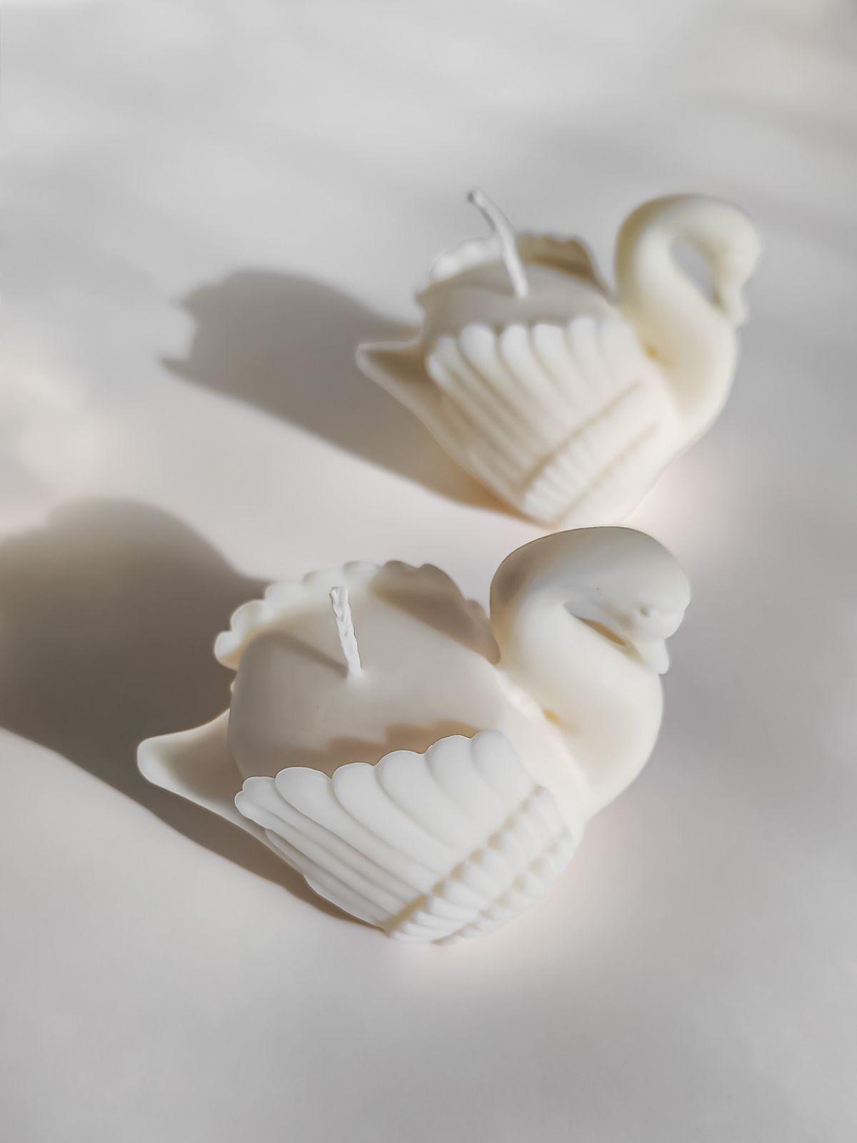 Bougie cygne, déco mariage raffinée. bougie decorative cygne parfuméé. fabrication artisanale en cire naturelle. bougie sculpturale luxe. idee cadeau invité mariage, baptème, cadeau marié prestige. fabrication française. swan candle. swan. décoration cygne.